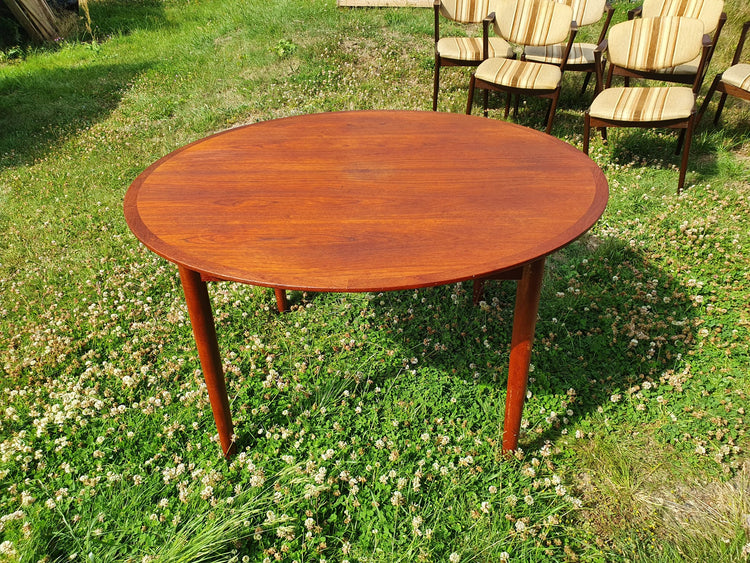 Round Danish Extension Dining Table in Teak