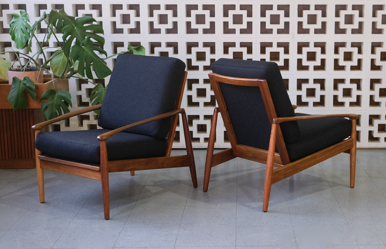 Pair of Mid-Century Lounge Chairs in Blackwood