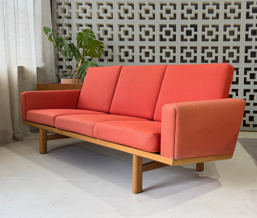 Hans J Wegner GE235/3 Sofa