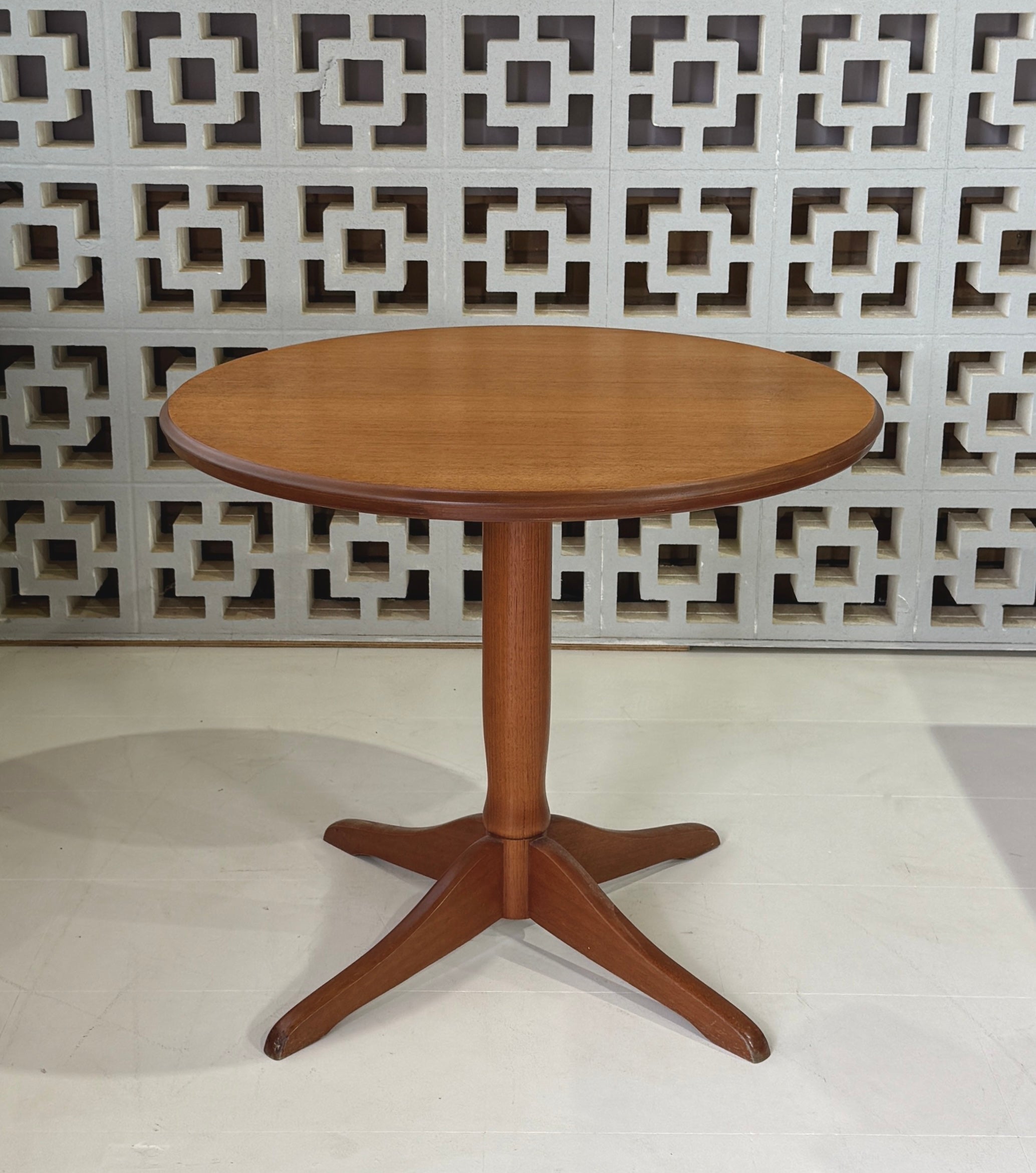 Round Mid-Century Pedestal Kitchen Table