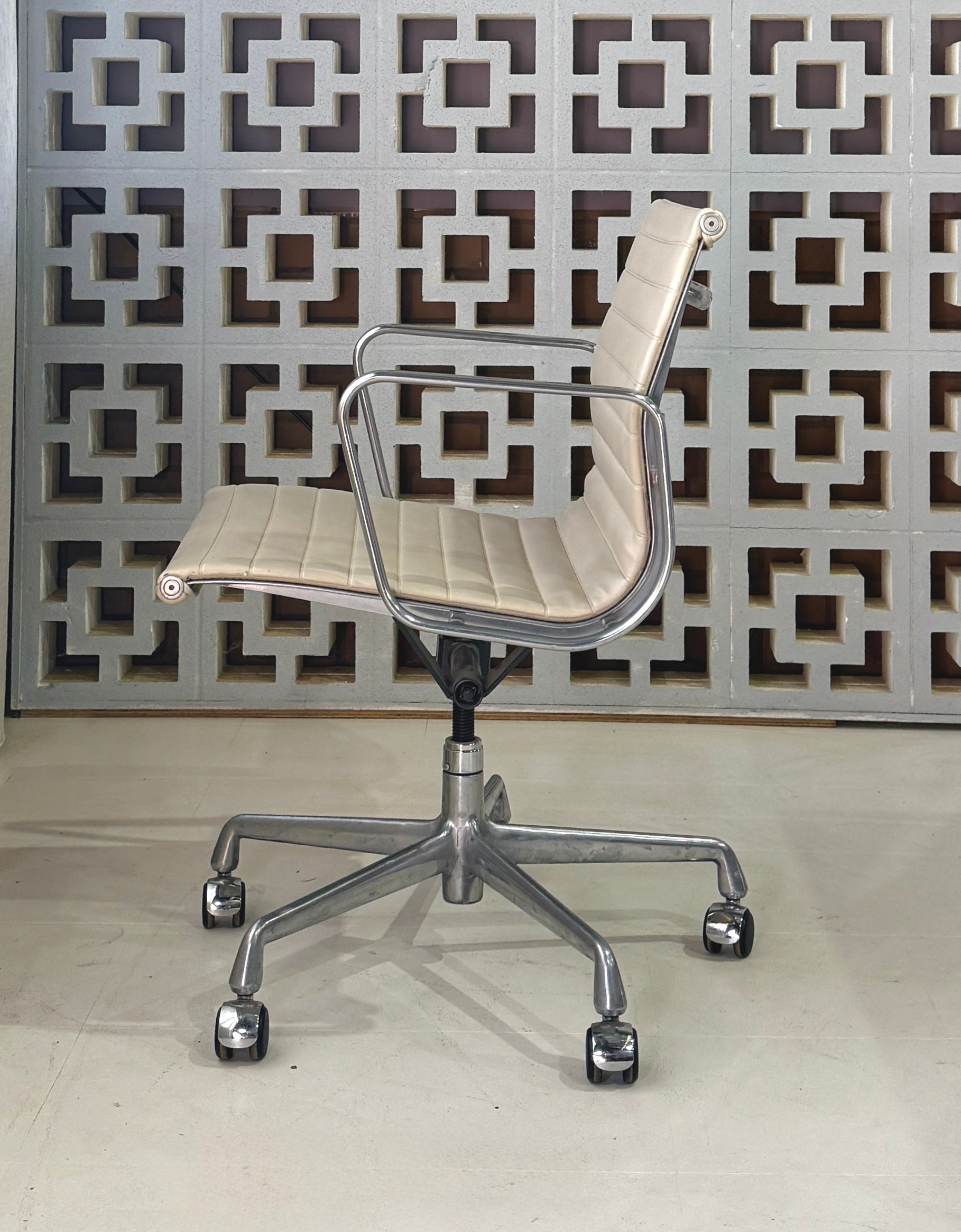 Eames Aluminium Group Executive Chair EA337
