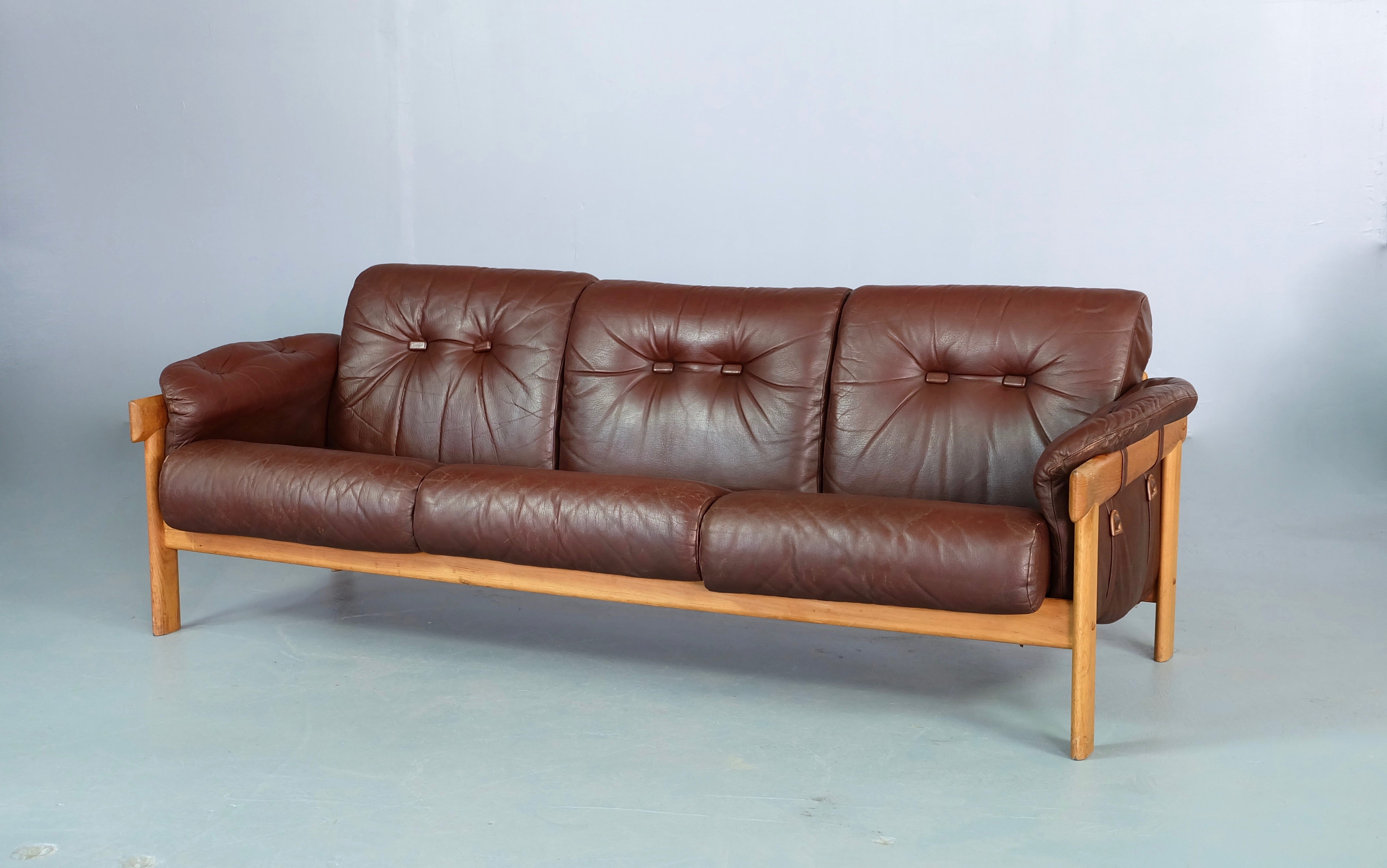 HW Klein Sofa in European Oak