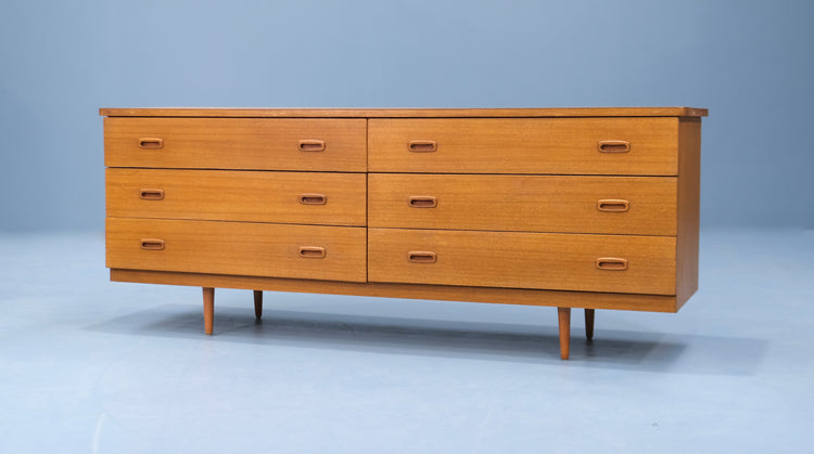 Mid-Century Chest of Drawers / Sideboard