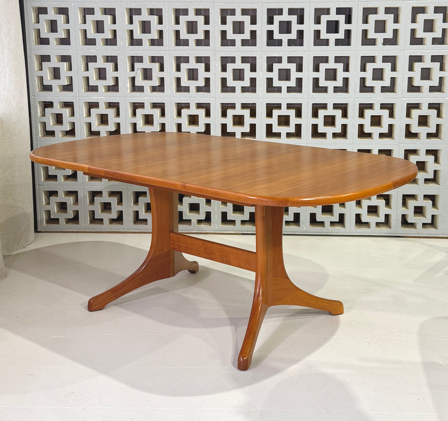 1980s Oval Extension Dining Table by Noblett