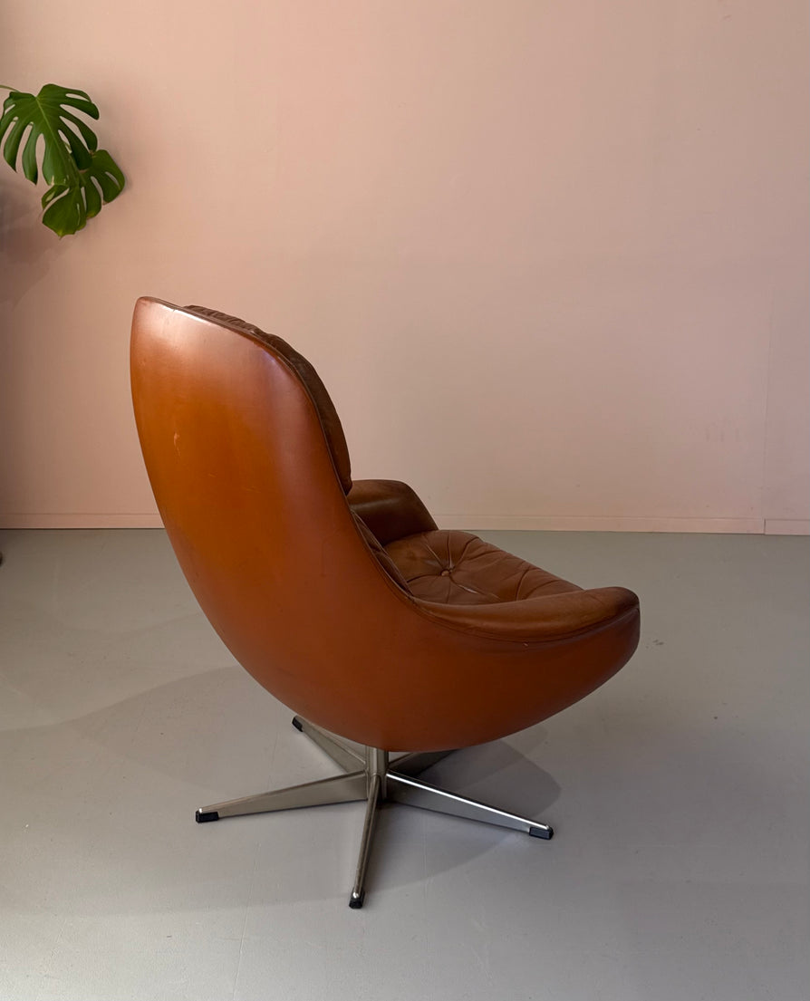 HW Klein Swivel Chair in Leather