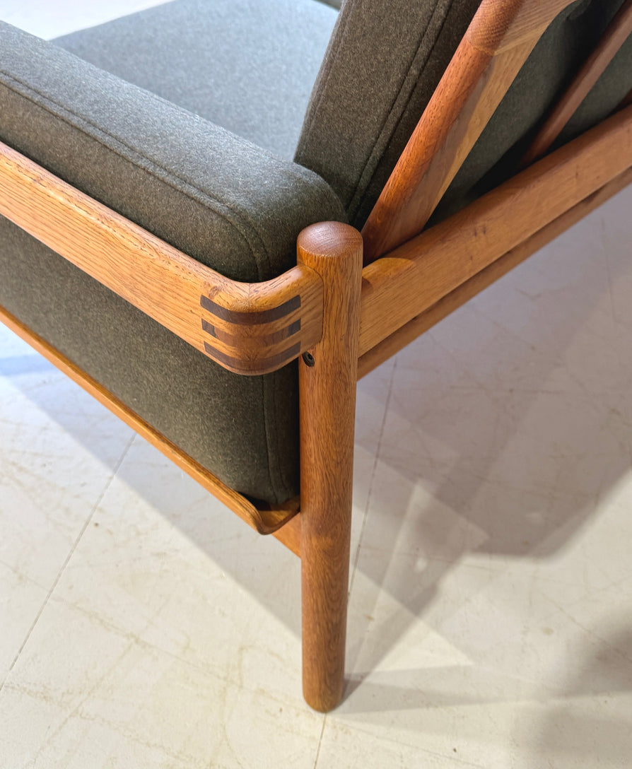 HW Klein Sofa in European Oak