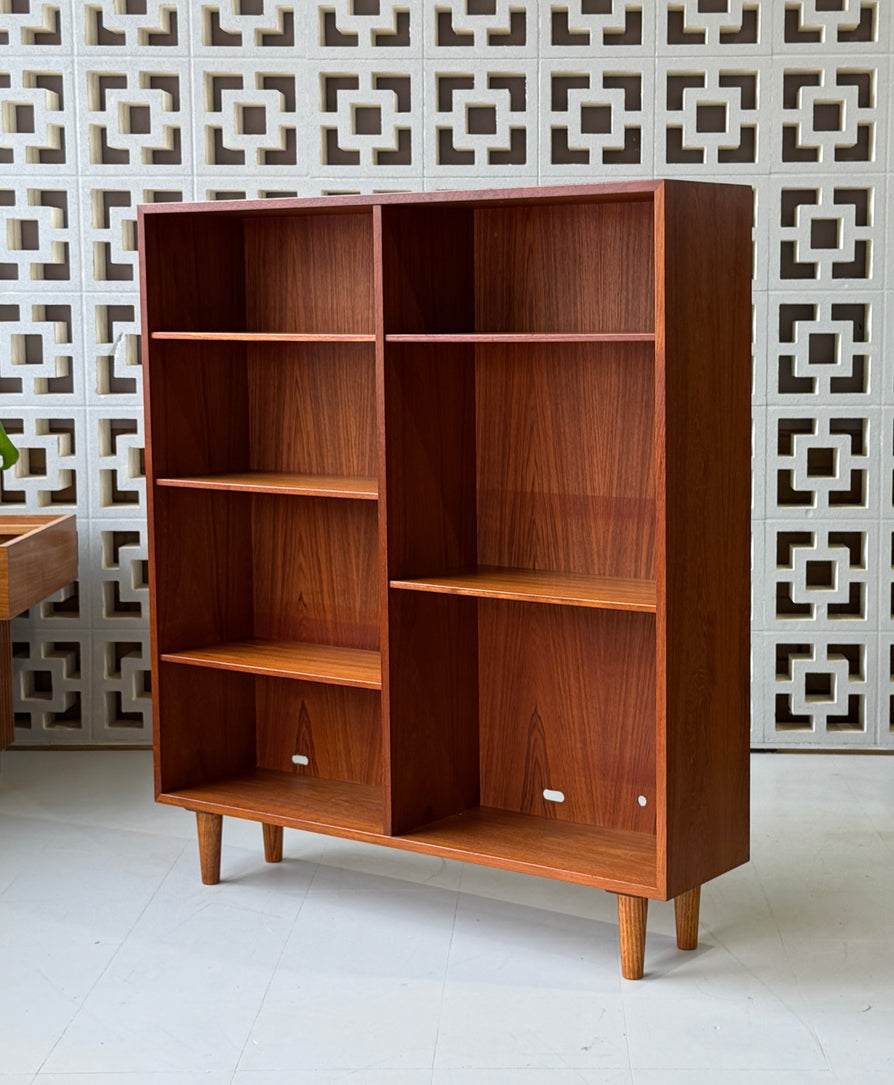 Model Nr. 6 Omann Jun Bookcase in Teak