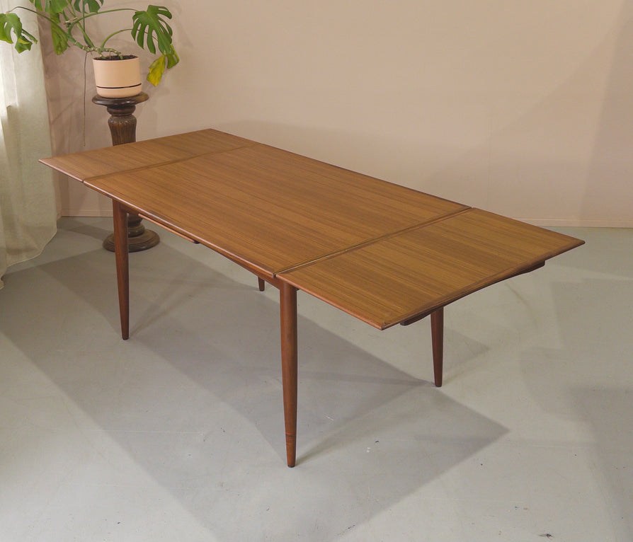 Rodd Extension Dining Table in Blackbean
