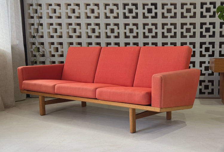 Hans J Wegner GE235/3 Sofa
