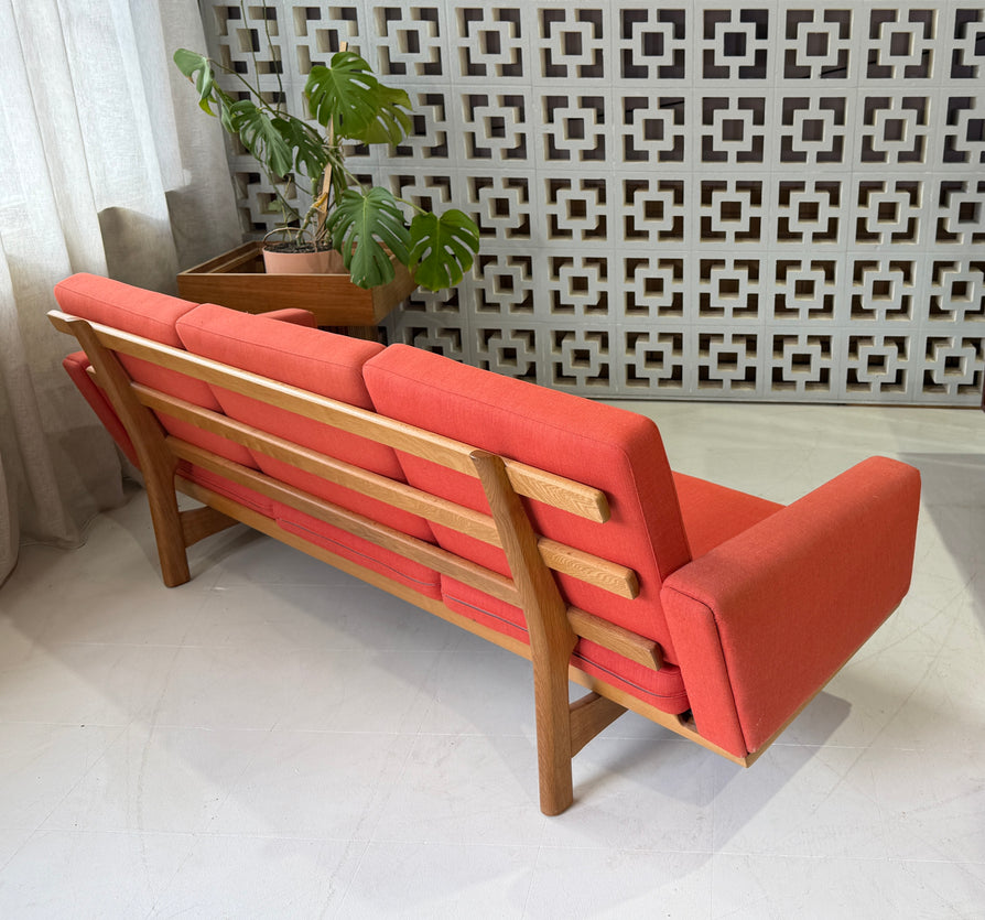 Hans J Wegner GE235/3 Sofa