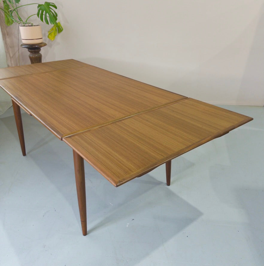 Rodd Extension Dining Table in Blackbean