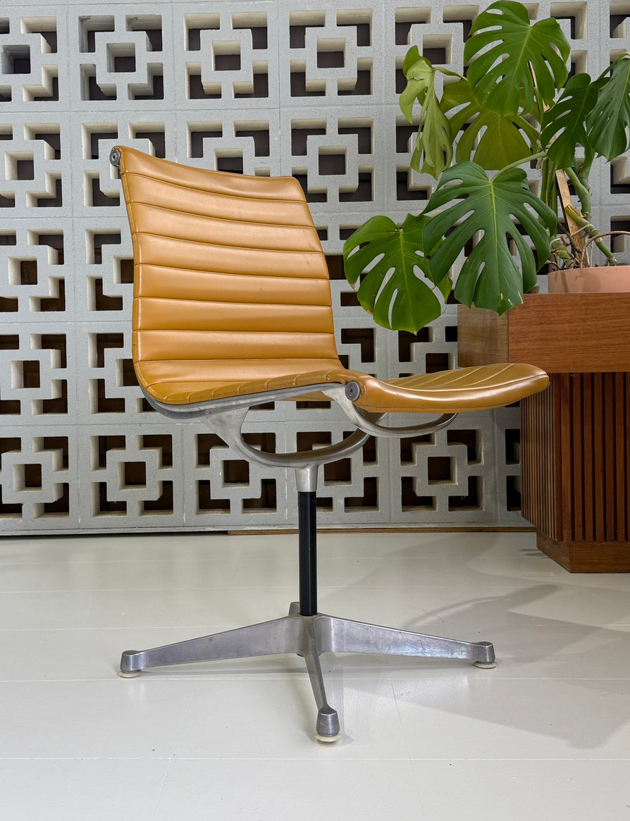 Early Model Eames for Herman Miller Aluminium EA105 Group Chair
