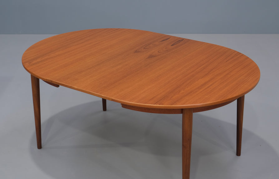 Round Danish Extension Dining Table in Teak