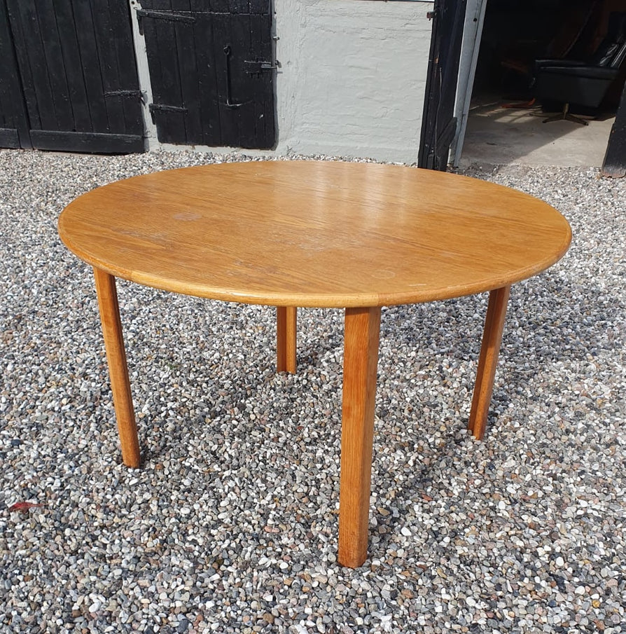 Round Danish Dining Table in Oak