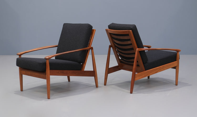Pair of Mid-Century Lounge Chairs in Blackwood