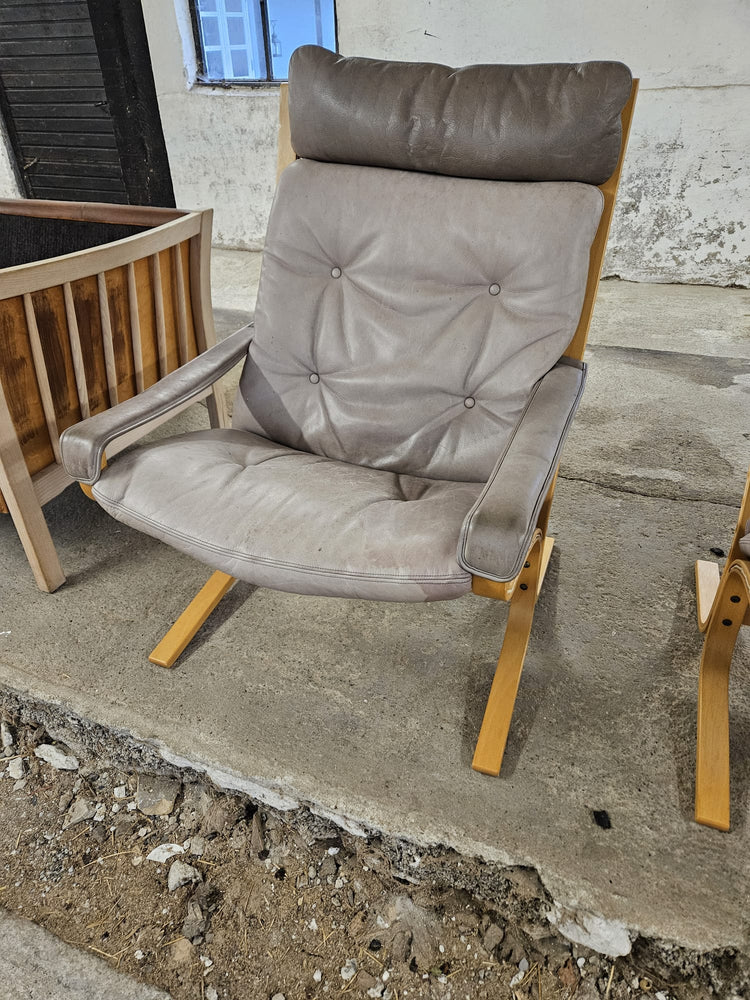 High-Back Siesta Chair in Grey Leather