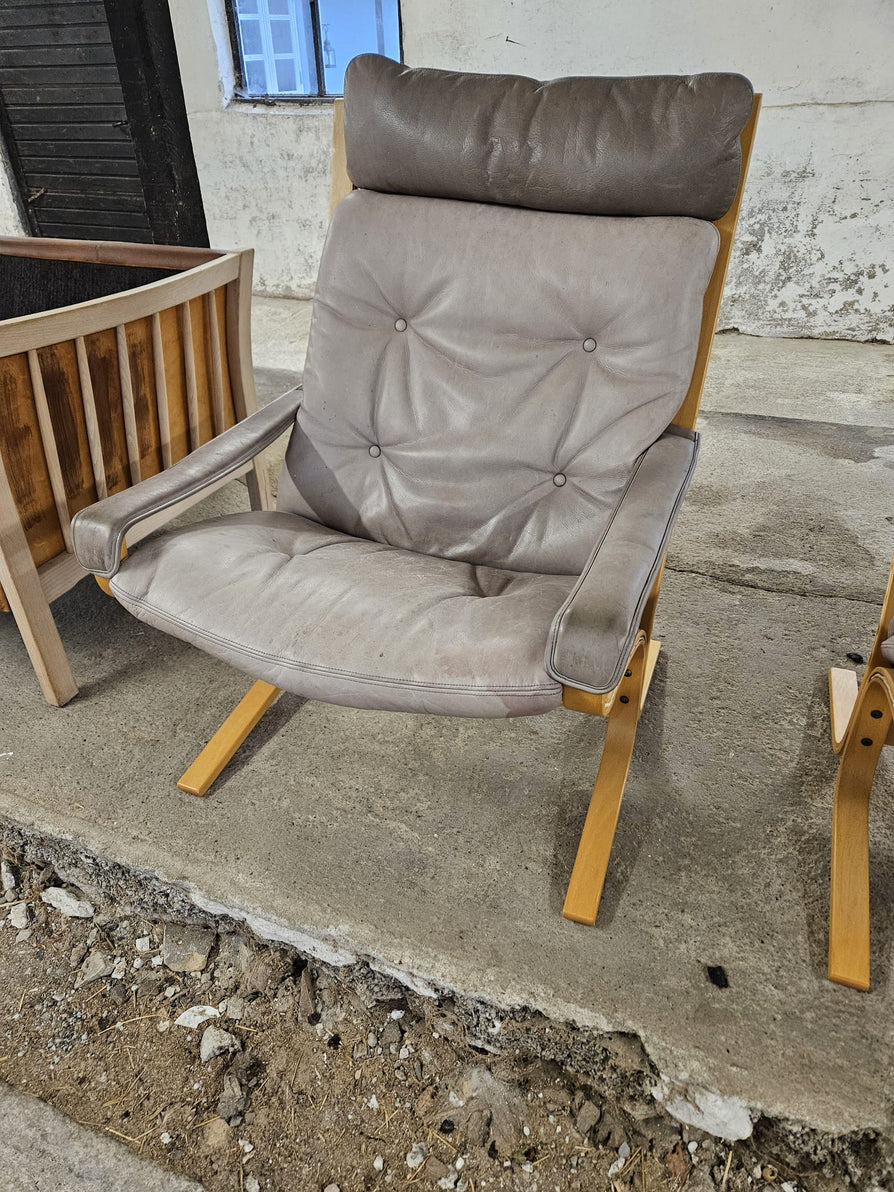 High-Back Siesta Chair in Grey Leather