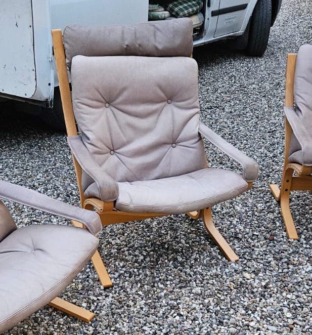 High-Back Siesta Chair in Grey Leather