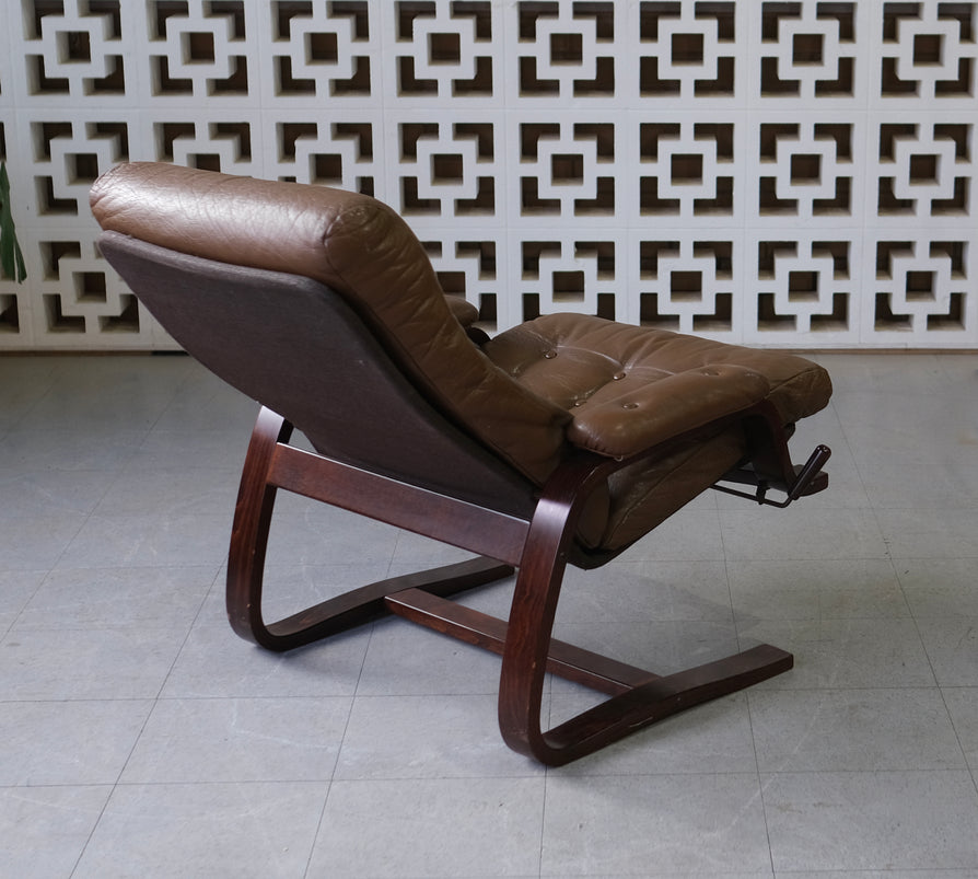 High-Back Reclining Lounge Chair in Leather