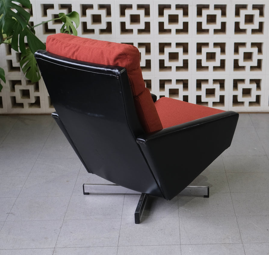 FLER Swivel Chair in New Fabric