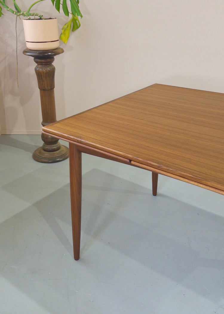 Rodd Extension Dining Table in Blackbean