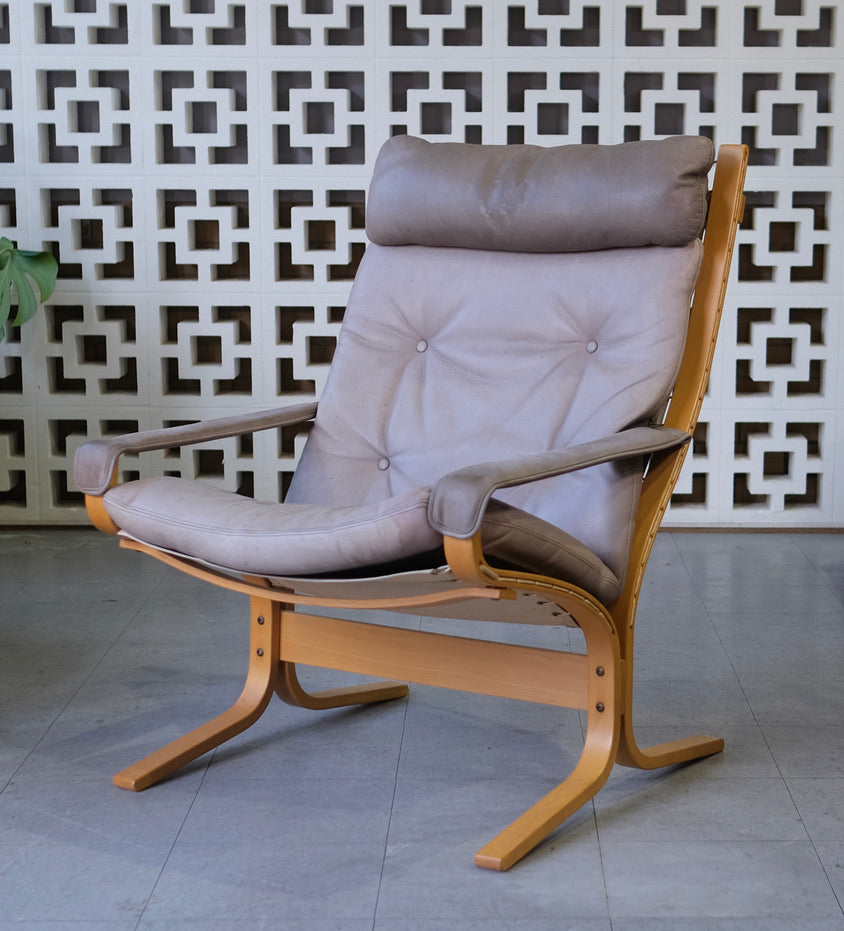 High-Back Siesta Chair in Grey Leather