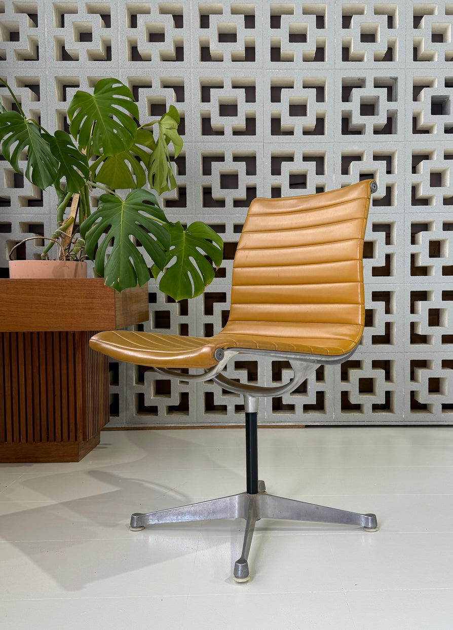 Early Model Eames for Herman Miller Aluminium EA105 Group Chair