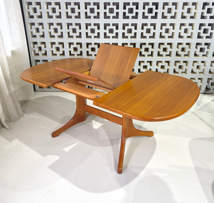 1980s Oval Extension Dining Table by Noblett