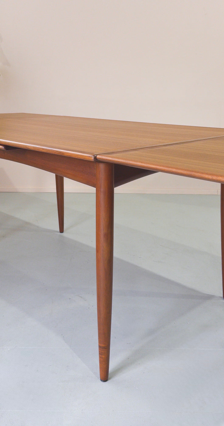 Rodd Extension Dining Table in Blackbean