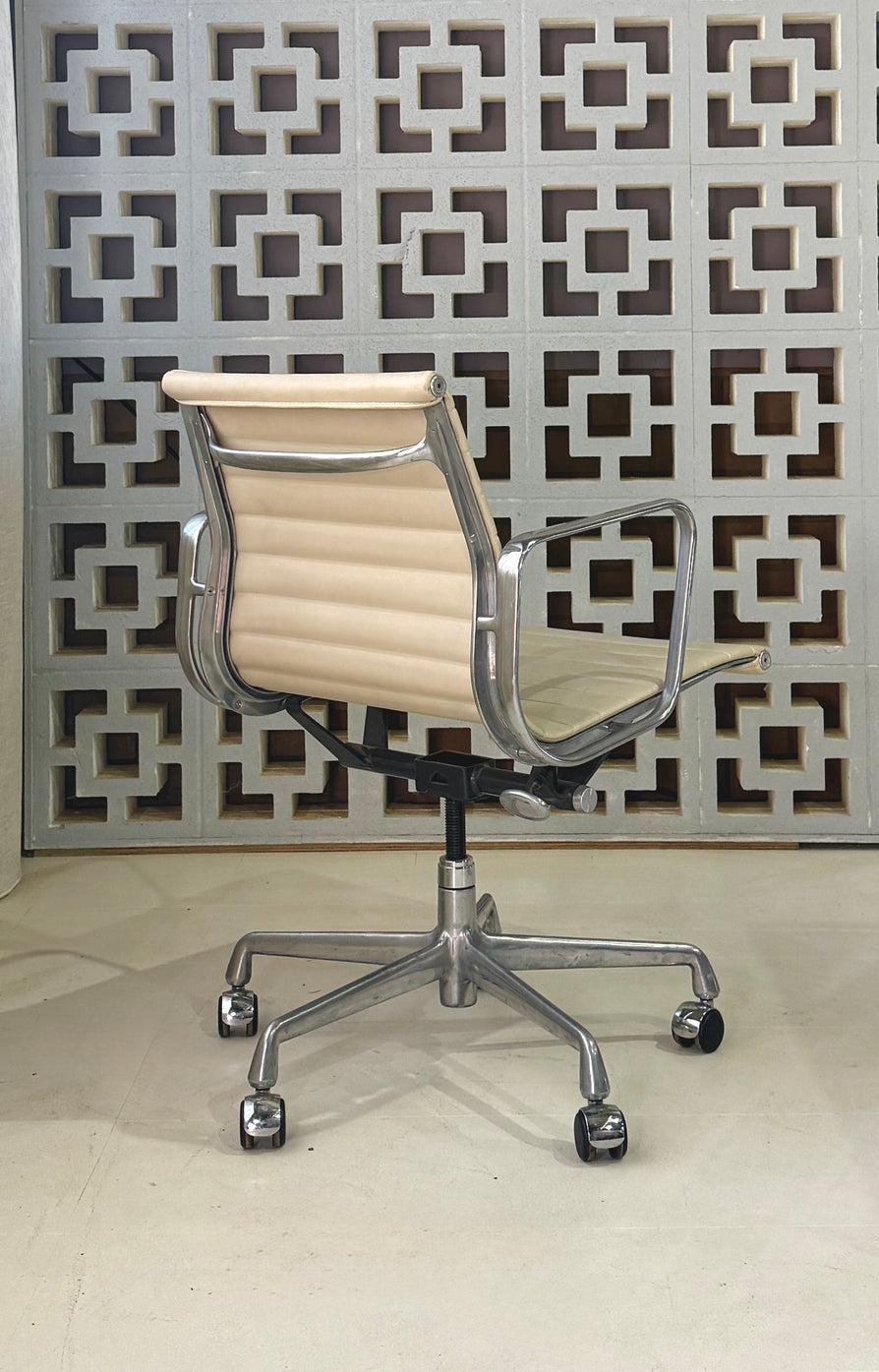Eames Aluminium Group Executive Chair EA337