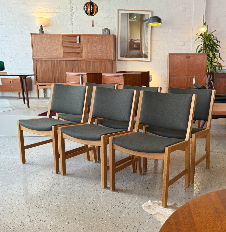 Set of Six Hans Wegner for Johannes Hansen Dining Chairs in Oak
