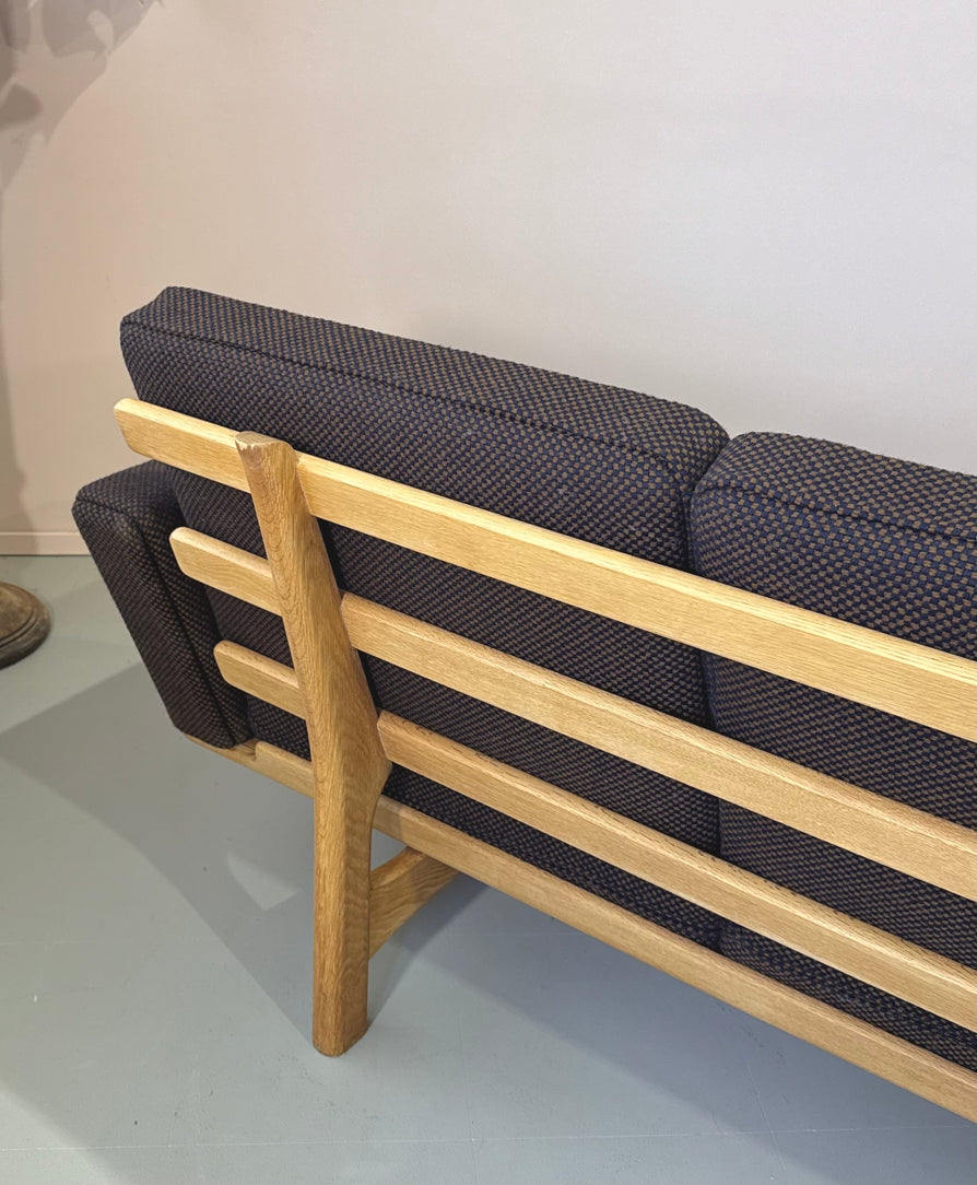 Hans J Wegner GE235/3 Sofa