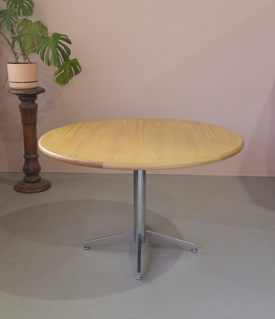 Round Pedestal Dining Table in Oak