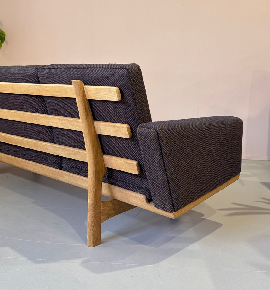 Hans J Wegner GE235/3 Sofa