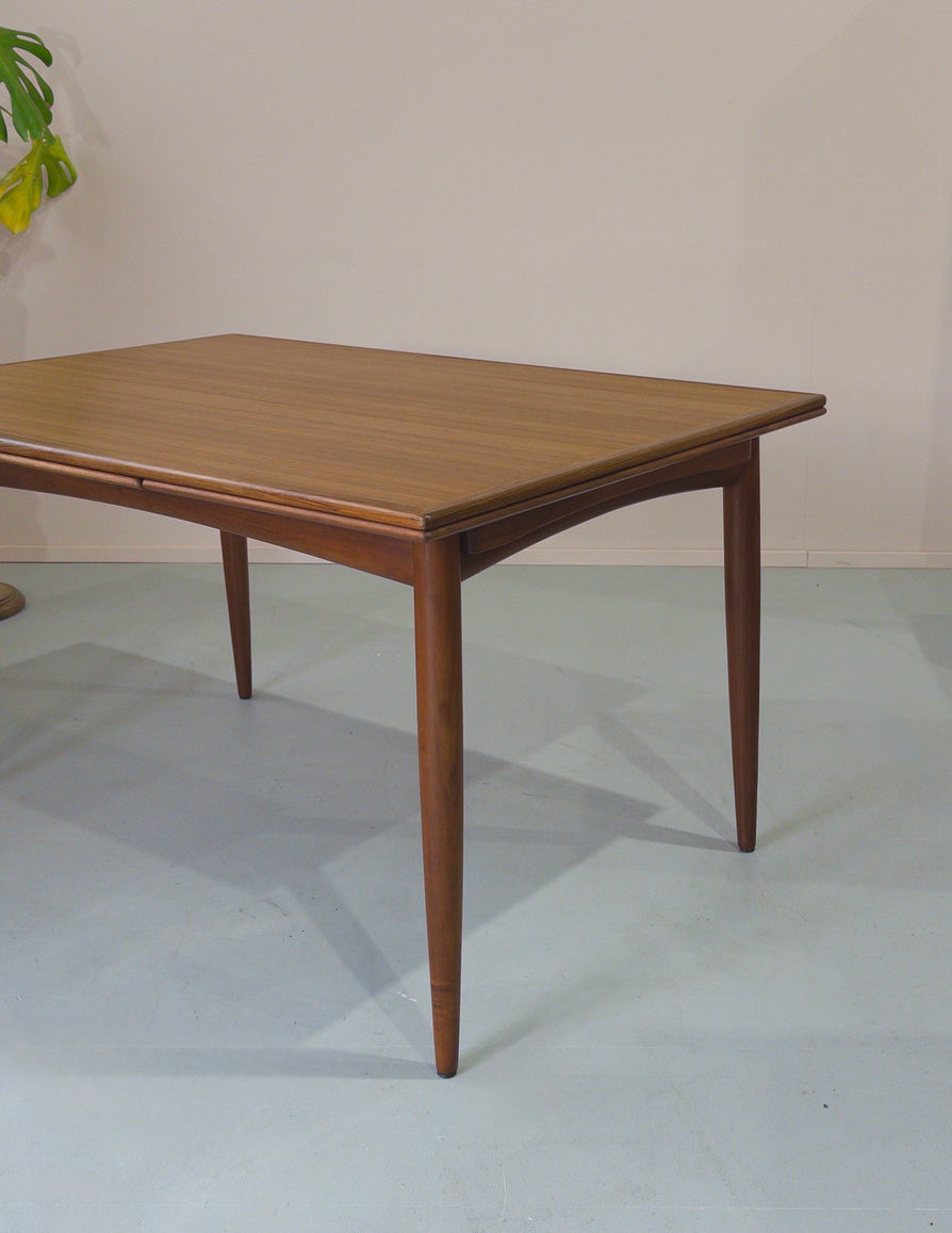 Rodd Extension Dining Table in Blackbean