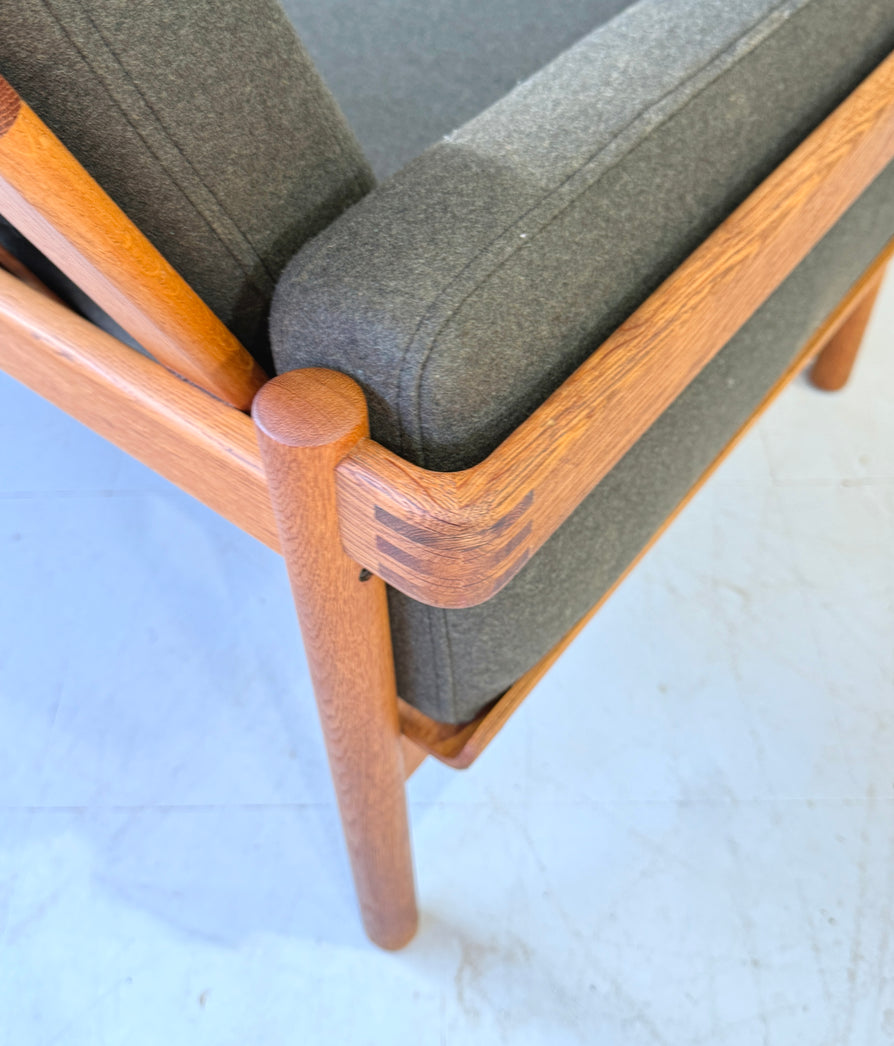 HW Klein Sofa in European Oak