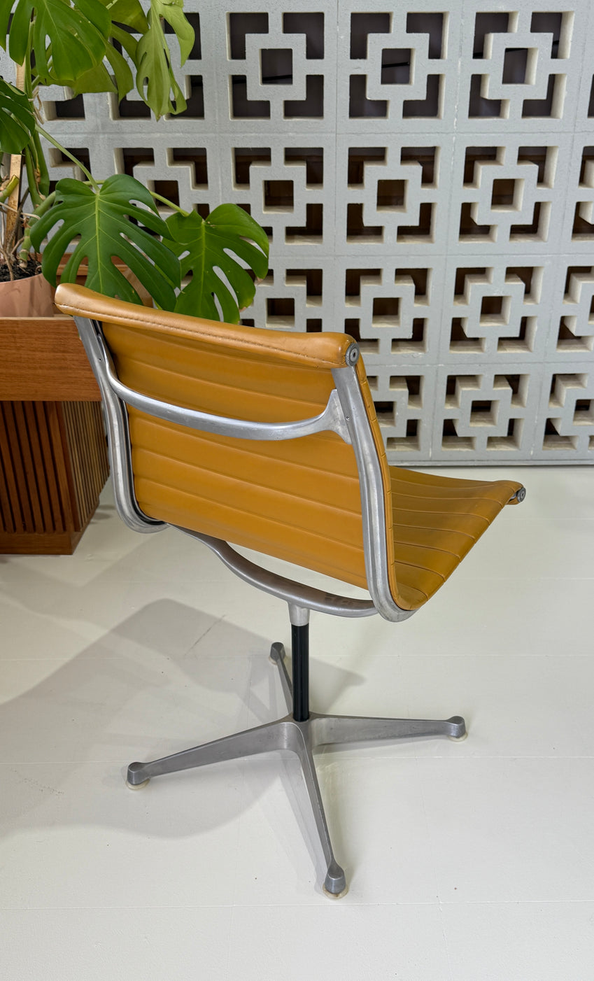 Early Model Eames for Herman Miller Aluminium EA105 Group Chair