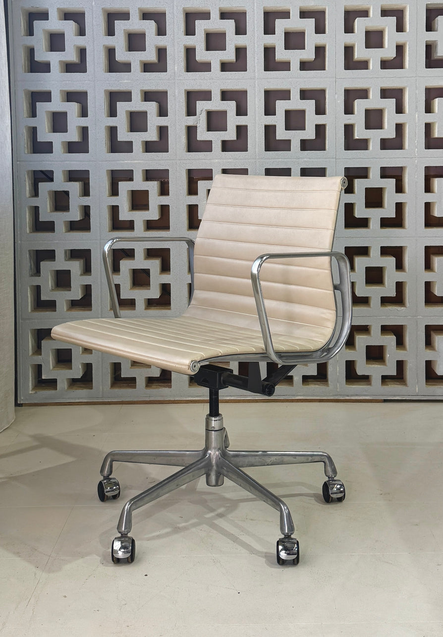 Eames Aluminium Group Executive Chair EA337