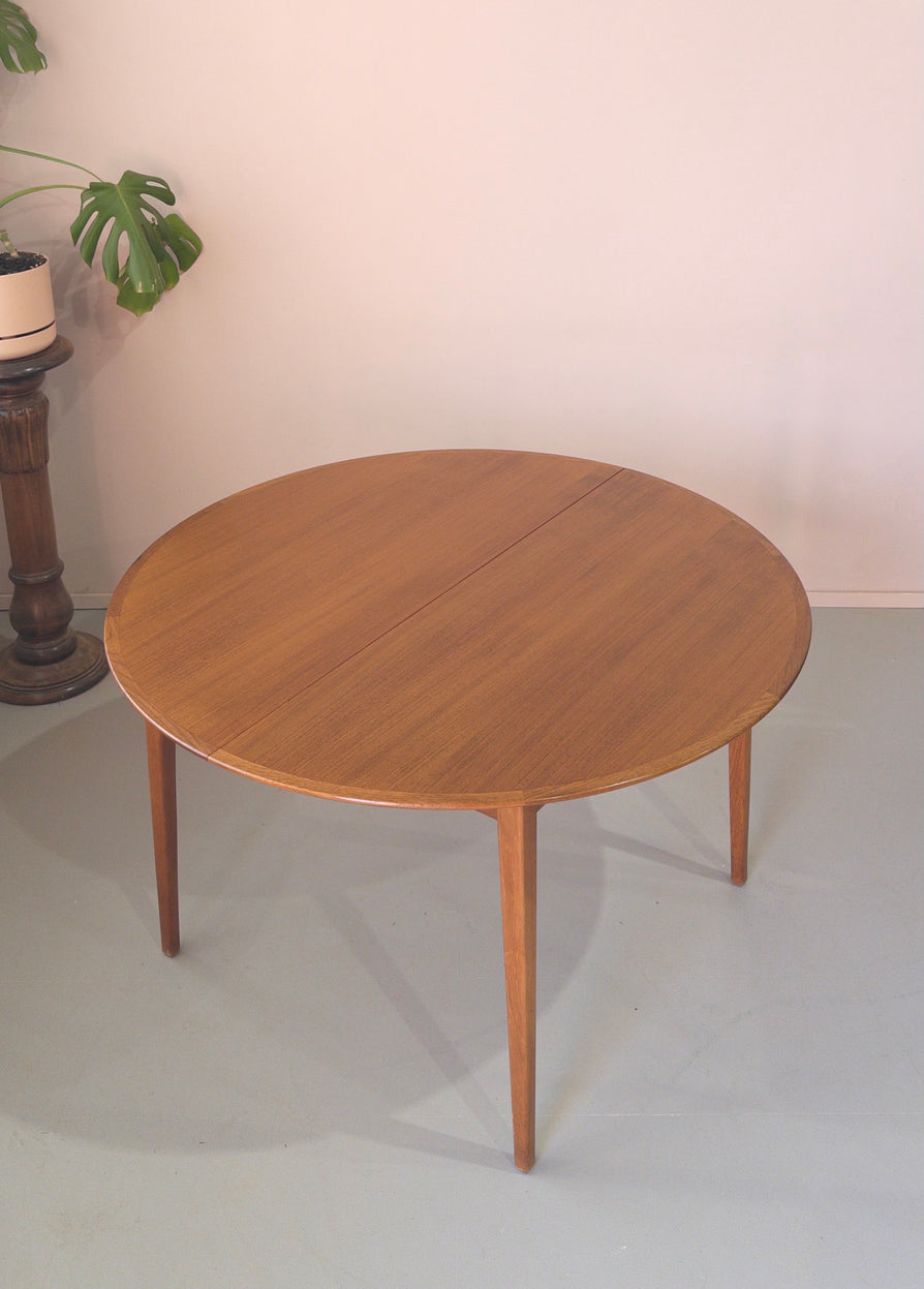 Round Mid-Century Extension Dining Table in Teak