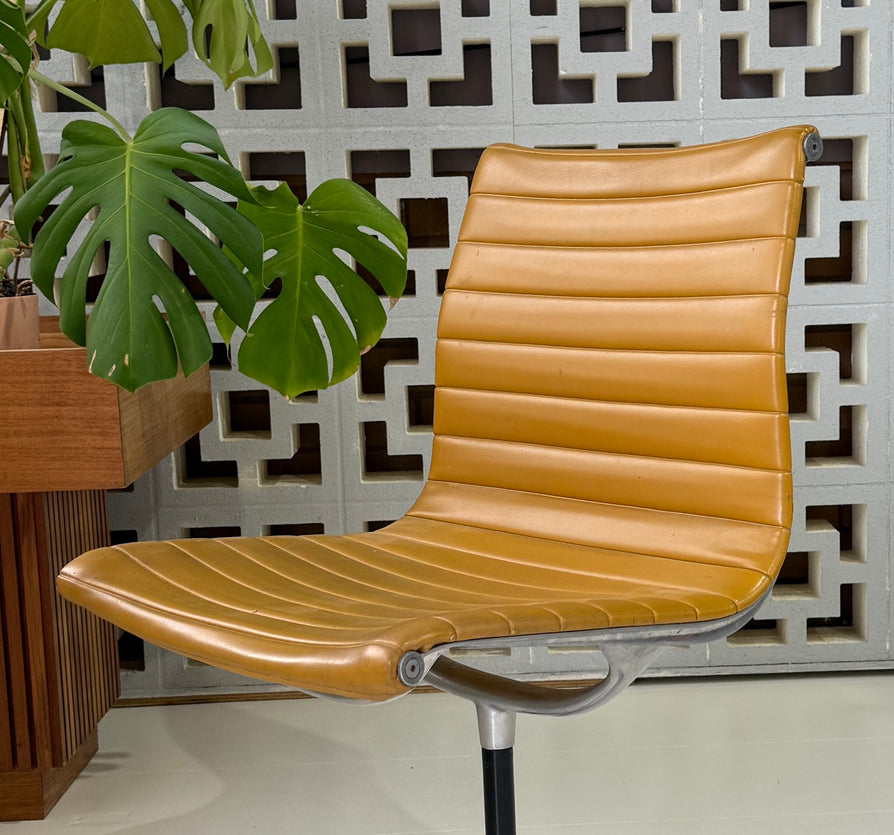 Early Model Eames for Herman Miller Aluminium EA105 Group Chair