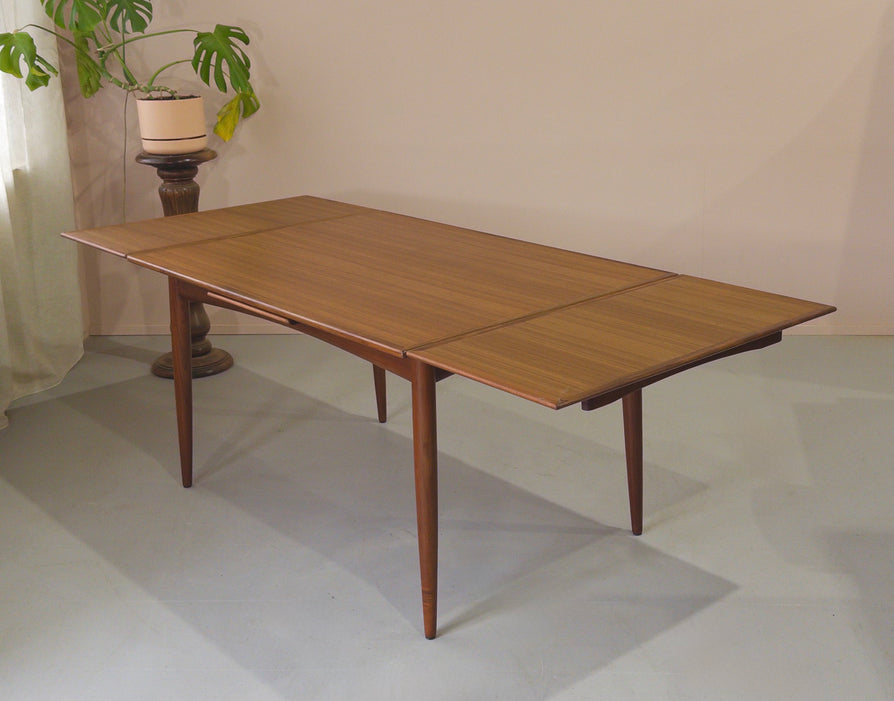 Rodd Extension Dining Table in Blackbean