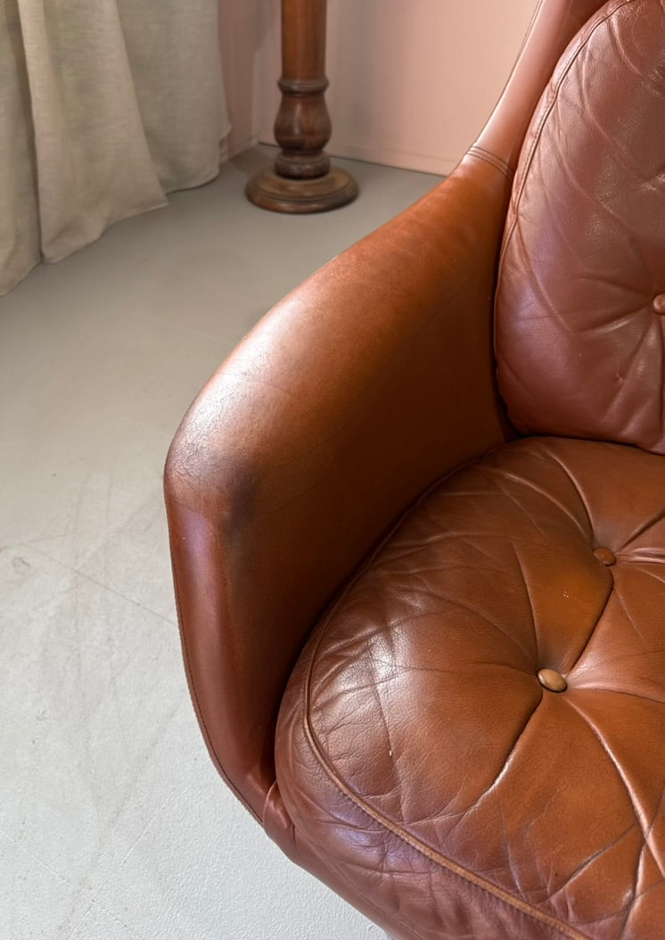 HW Klein Swivel Chair in Leather