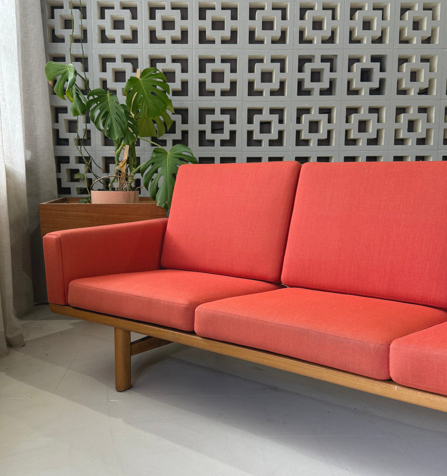 Hans J Wegner GE235/3 Sofa