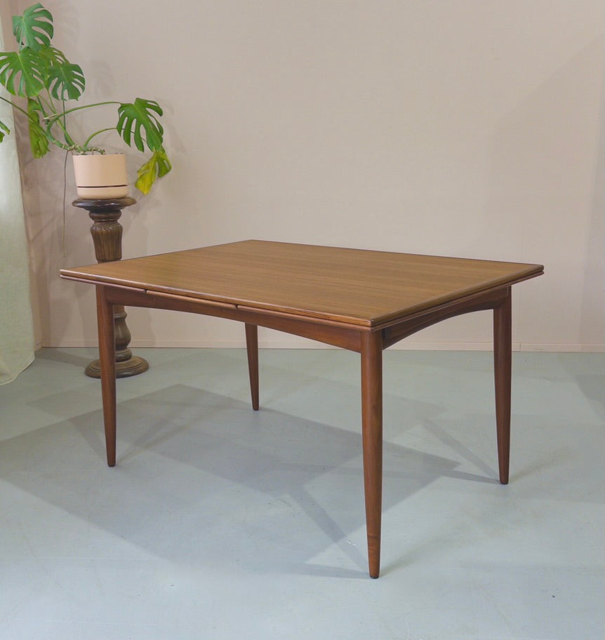 Rodd Extension Dining Table in Blackbean