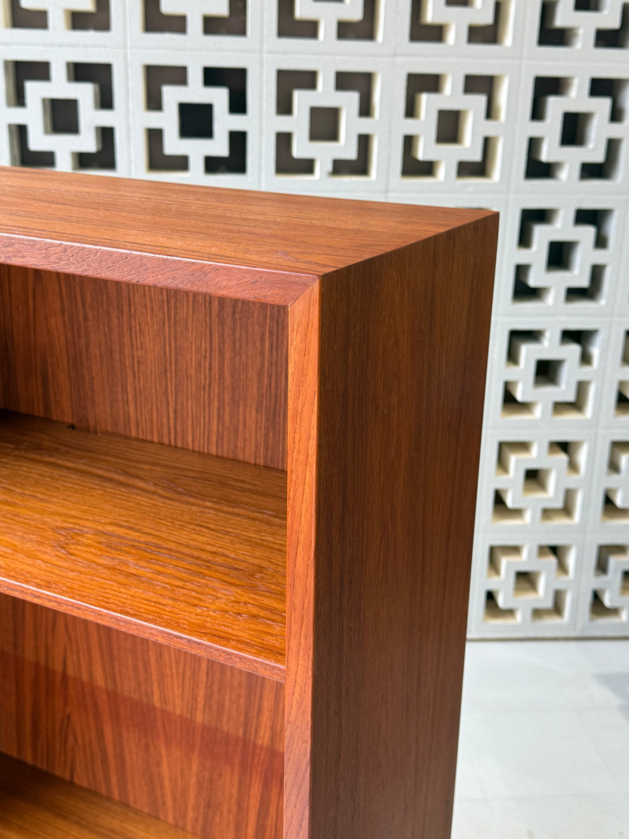 Model Nr. 6 Omann Jun Bookcase in Teak