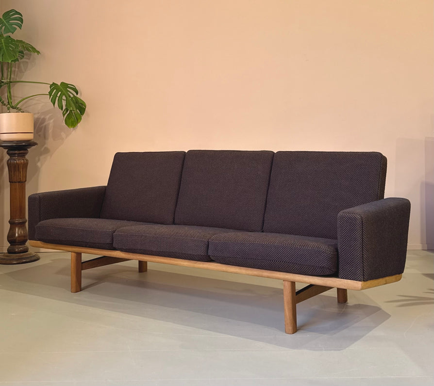Hans J Wegner GE235/3 Sofa