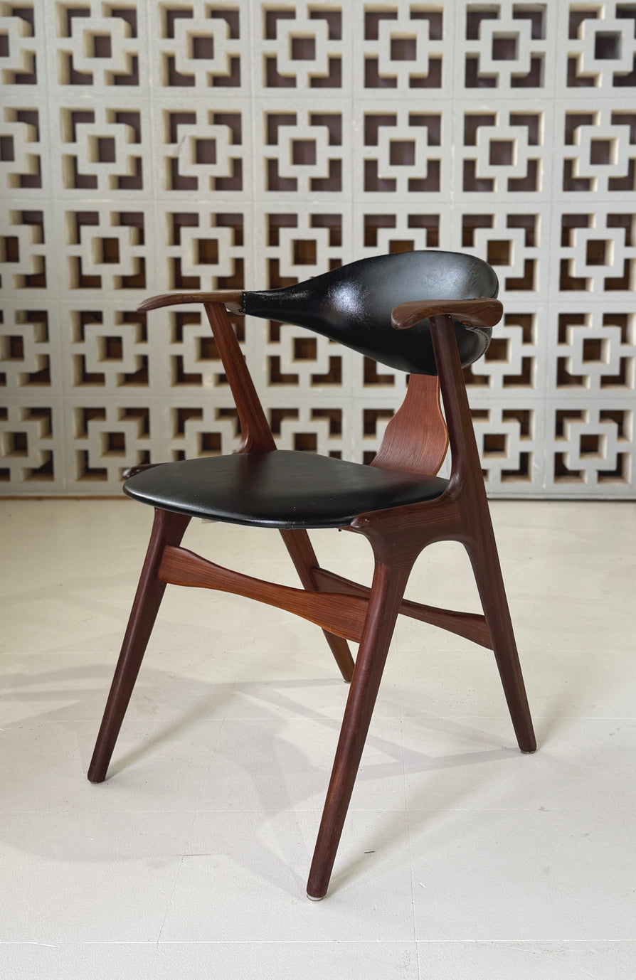 Louis Van Teefelen for AWA Chair
