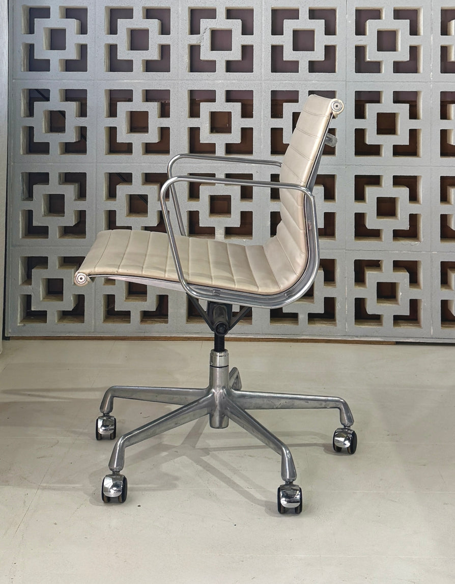 Eames Aluminium Group Executive Chair EA337