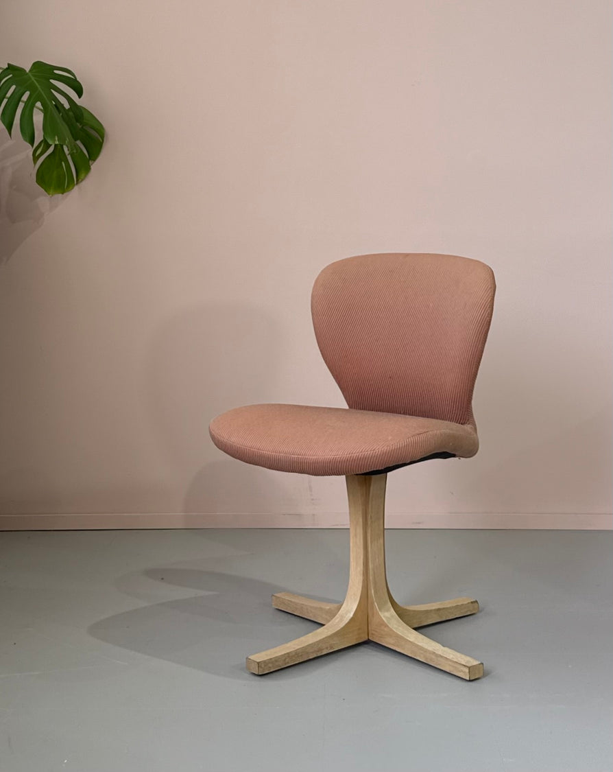Catt Swivel Chair