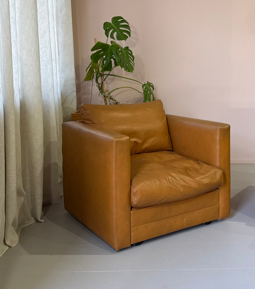 Pair of 1970s Lounge Chairs in Tan Leather